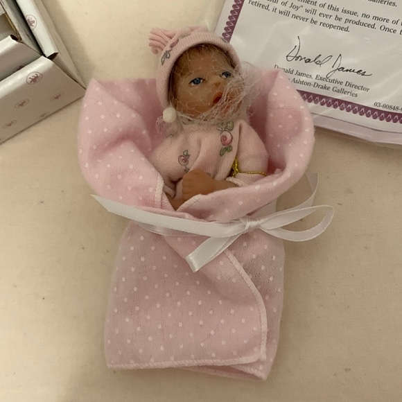 ASHTON DRAKE GALLERIES “ HEAVENLY HANDFULS “ SERIES:HAND FULL OF JOY 5” MINI - Picture 1 of 8